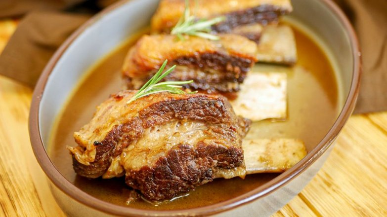 Pomalu pečená hovězí žebra