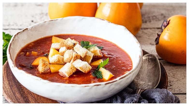 Zeleninová polévka minestrone s kaki a chlebovými krutony