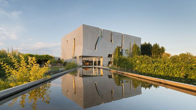 Víte, kde je svět vína i mystické architektury?