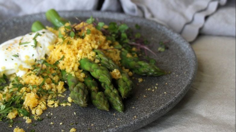 Chřest s parmazánovou krustou a zastřeným vejcem