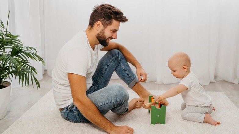 Otcovská dovolená pro zaměstnance i OSVČ: Kdo a jak ji může čerpat?