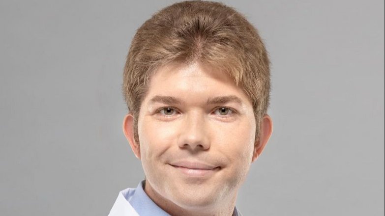 Je mi 67 let a v poslední době mám pocit, že vidím jakoby přes mlhu. Může to být šedý zákal a dá se to vyřešit i jinak než operací?