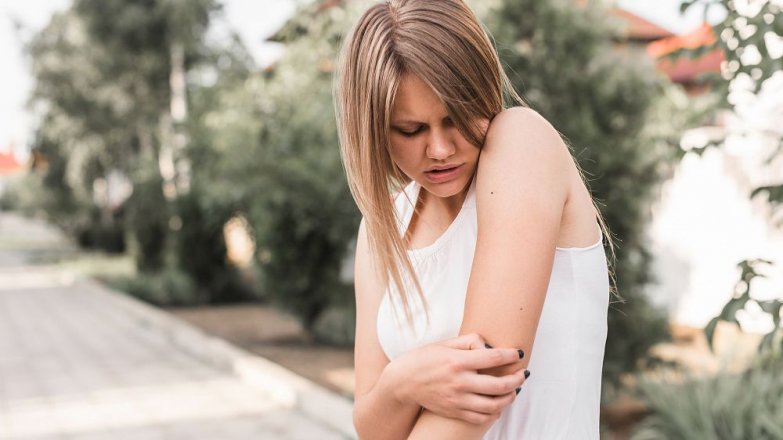 Letní přípravky pomáhají, ale pozor na slunce – některé látky mohou podráždit pokožku