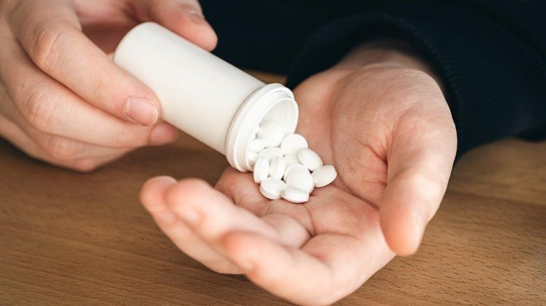 Paracetamol pod palbou hoaxů. Ve skutečnosti je nejbezpečnější volbou pro těhotné