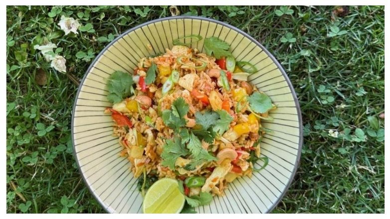 Thajská kimchi-ananasová smažená rýže s kuřecím masem