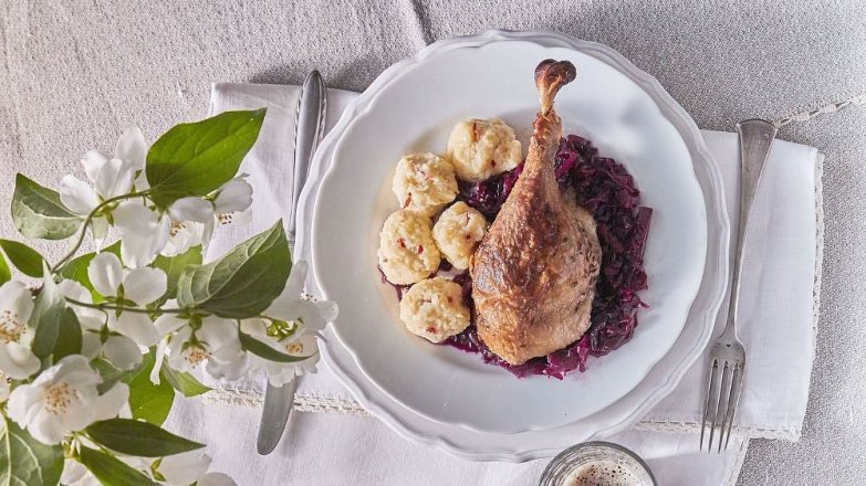 Bramborový knedlík se strouhanými jablky