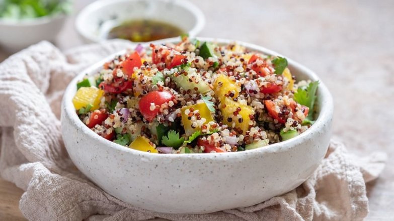 Letní quinoa salát se zeleninou
